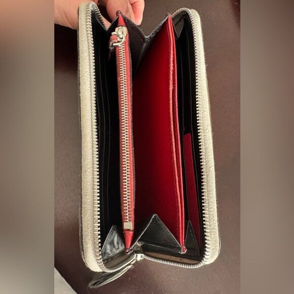 Valentino Garavani Silver Quilted Leather
Rockstud Spike Zip Around Wallet - Picture 10 of 11